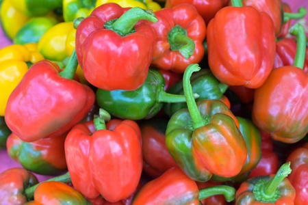 五颜六色的绿色,红绿色和黄色辣椒辣椒红背景照片