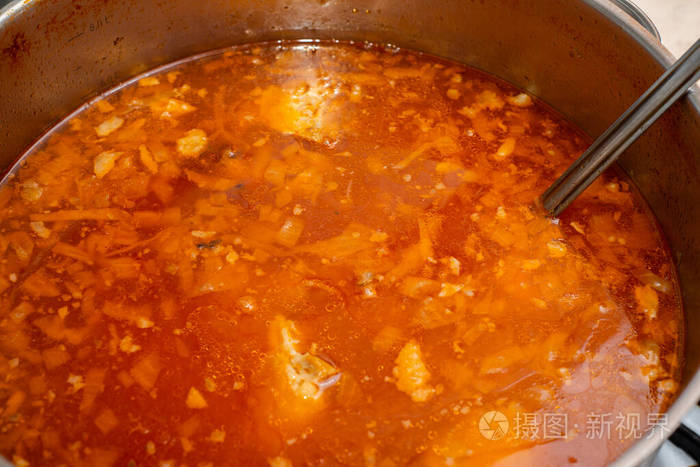 红罗宋汤配卷心菜和肥肉，从上方特写。