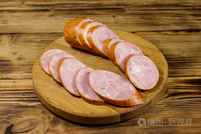 木桌上的烟熏香肠片
