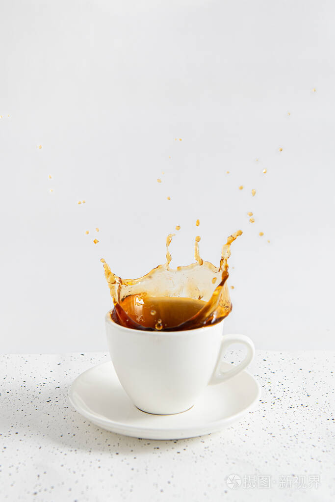 一杯白色背景的咖啡