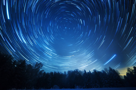 星空围绕着北极星旋转.在f里留下痕迹照片