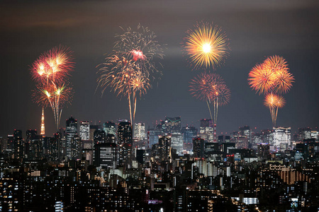 日本东京夜景中的烟花图片