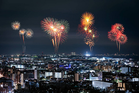 日本东京夜景中的烟花图片