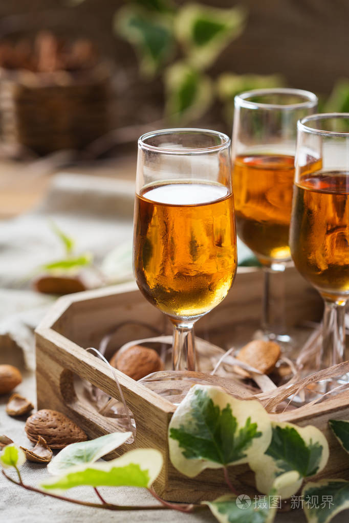 木制桌子上的意大利杏仁酒苦杏仁酒
