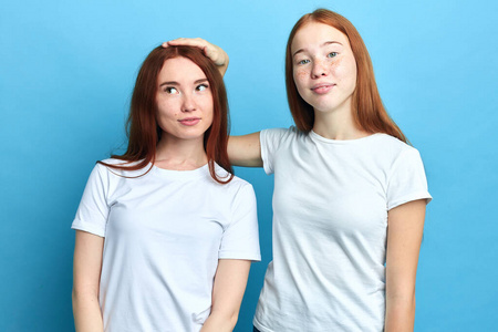 妹妹头姜姐抱着小妹妹的头照片