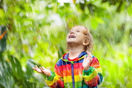 小红伞在雨中图片
