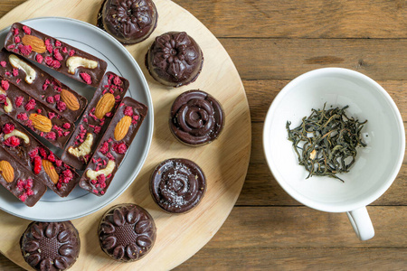 把健康的纯素巧克力甜点和茶杯放在附近.俯视图.