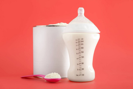 彩色背景上有婴儿配方奶粉的奶瓶照片