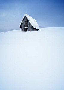 带雪屋的冬季贺卡图片