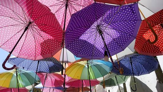 斯科普里老城的彩色雨伞图片