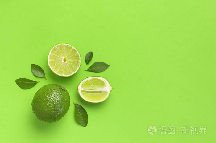 新鲜多汁的青柠和绿叶背景为鲜绿色俯视图平面复制空间创意食物背景