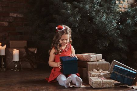 圣诞树旁可爱小女孩的画像图片