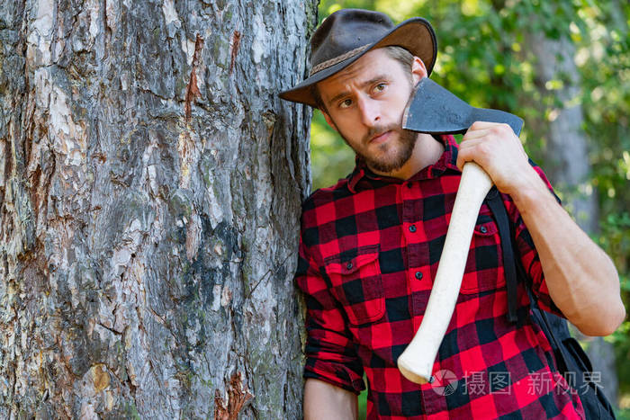 手拿斧头的伐木工人.