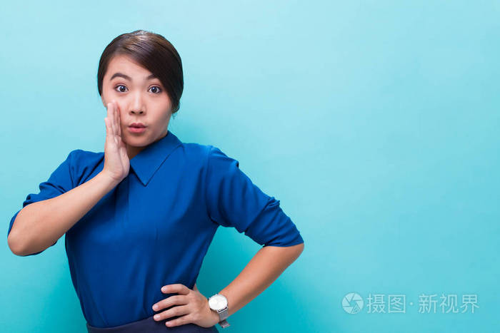 手放在嘴边讲秘密的女人