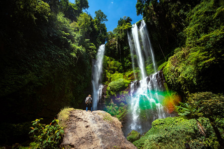 塞库姆普尔瀑布岩石上的旅行者图片