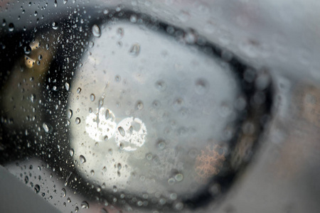 模糊的雨滴落在汽车玻璃背景上图片