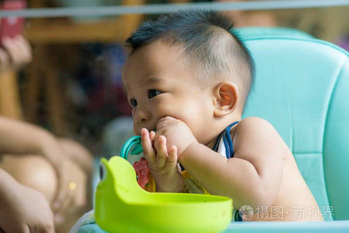 婴儿男婴吃肉和蔬菜压碎的食物