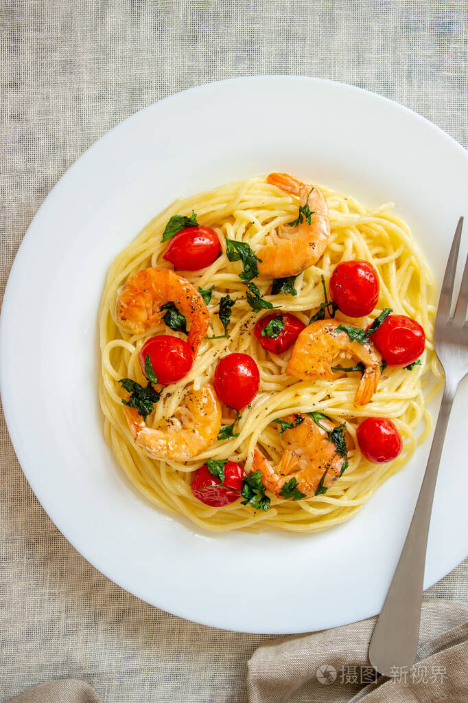 意大利意大利面配虾和西红柿民族菜