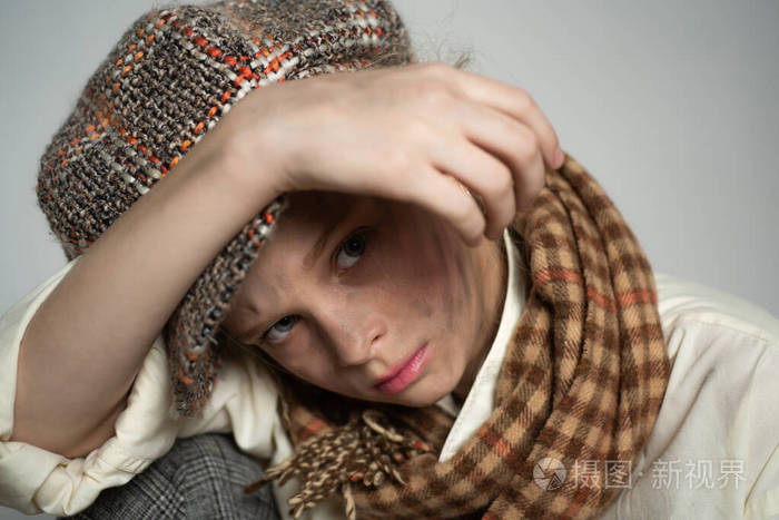 霍姆斯满脸脏兮兮的流浪儿复古英式风格复古时尚模特酿造的戴贝雷帽的