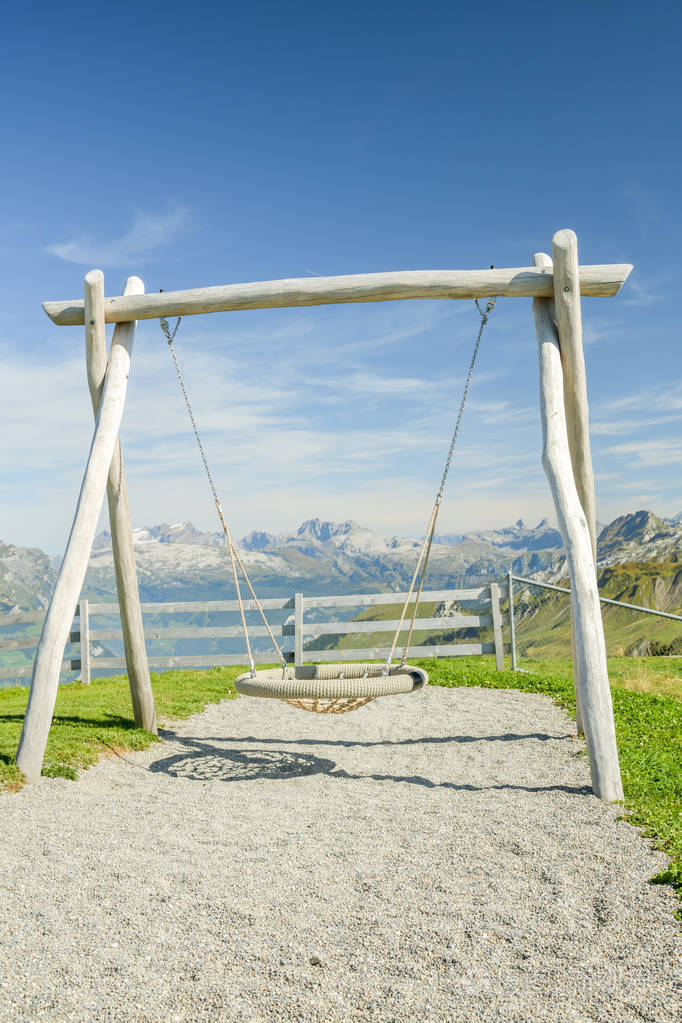 在靠近swit斯托斯村的fronalpstock山顶上荡秋千