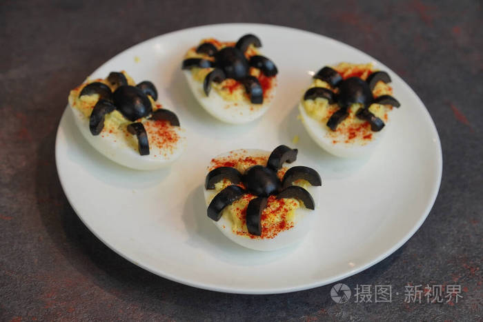 蜘蛛在白色盘子里剥鸡蛋万圣节健康零食