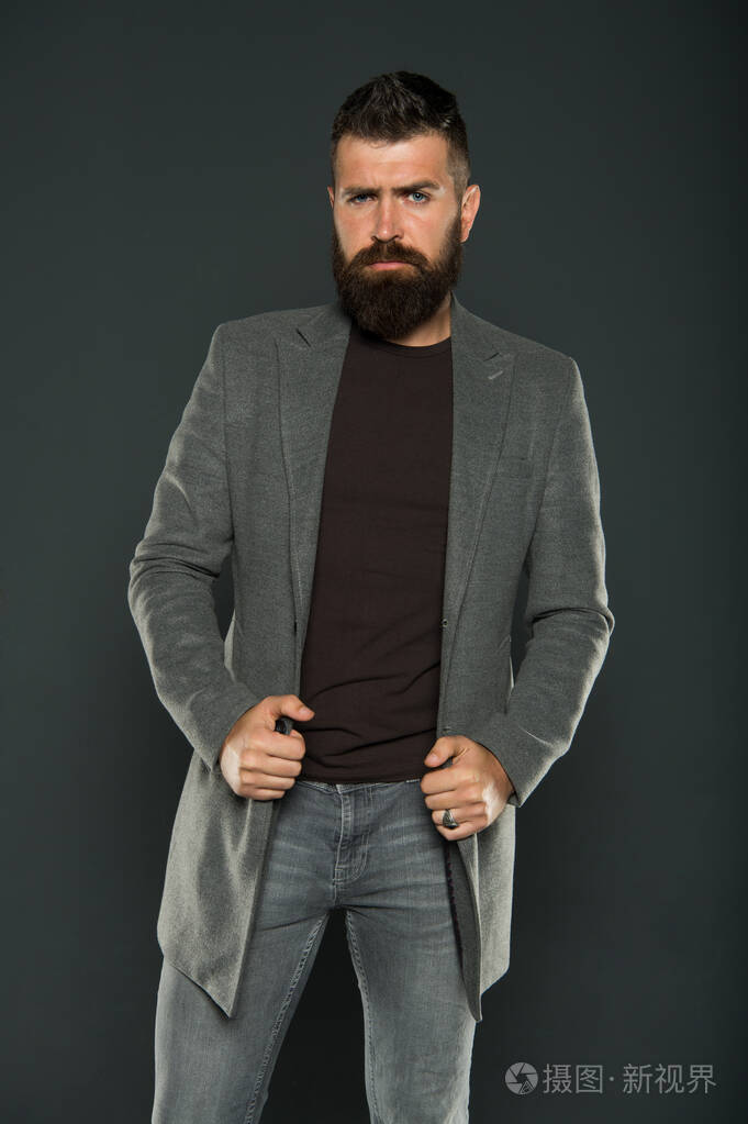 野蛮的时髦男人穿着休闲服的时髦人士留着胡须的时髦发型胡子男时髦的