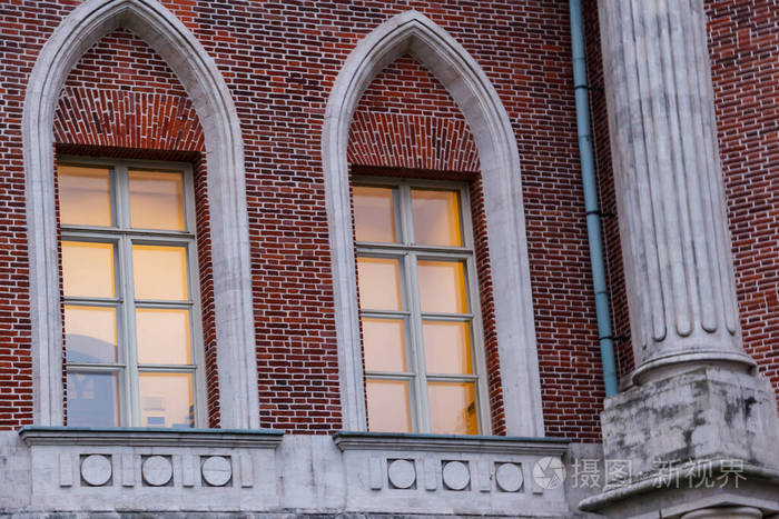 旧红砖城堡的窗户是哥特式的