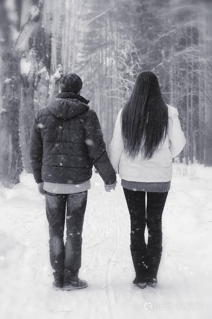 一对情侣在冬天散步男人和女人在