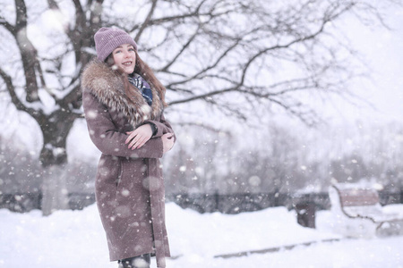 降雪中的冬天公园里的女孩图片