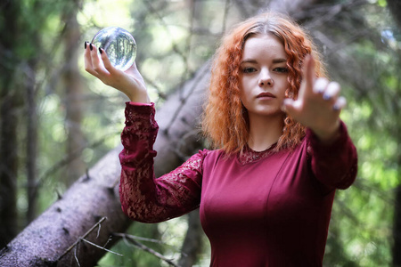 女巫拿着一个仪式用的球体图片