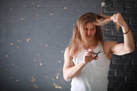 留着胡须的疯子一个留着长发的年轻人剪了一把锁照片