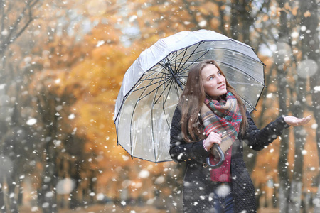 第一场雪中公园里的一个女孩图片