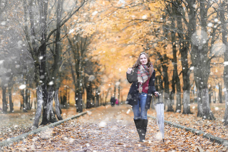 第一场雪中公园里的一个女孩图片