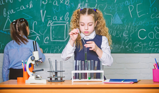 化学显微镜.学生用显微镜做生物学实验.小朋友在学校学习化学实验室.