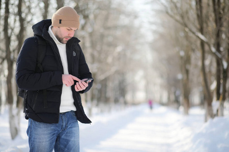 一个背着背包的男人寒冷的冬天图片