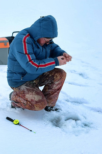 冬天的季节老人在湖边钓鱼图片