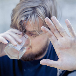 喝醉的年轻人.硒照片