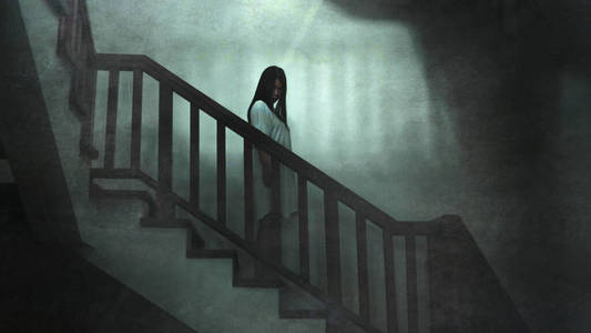 日本恐怖电影风格的年轻奇怪的亚洲女孩晚上在黑暗孤独的酒店楼梯上看