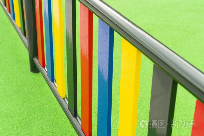 儿童游乐场的彩色栅栏