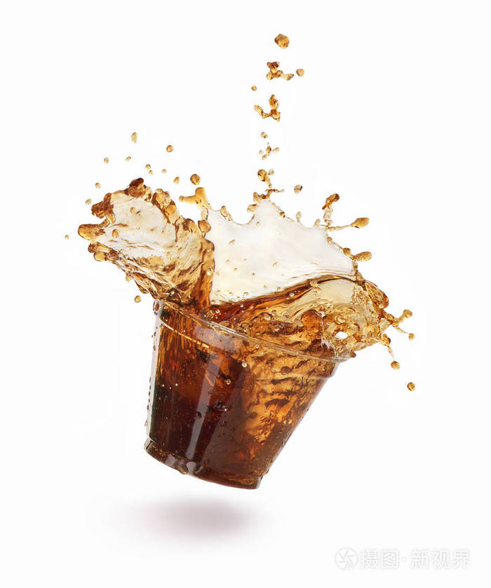 白色背景的塑料杯里溅起的可乐照片-正版商用图片2pbi95-摄图新视界