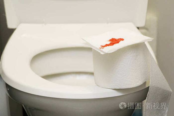 一卷带血的厕纸放在马桶上