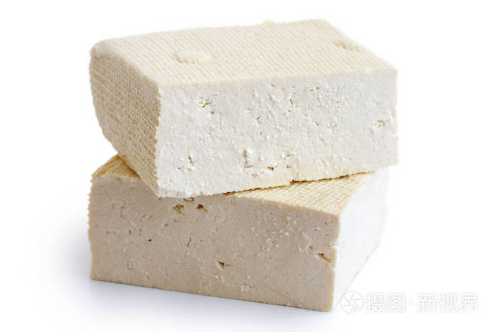 两块白色的豆腐块在白色的上面。