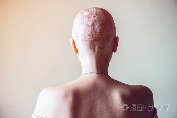 女性光头上的指甲花纹身
