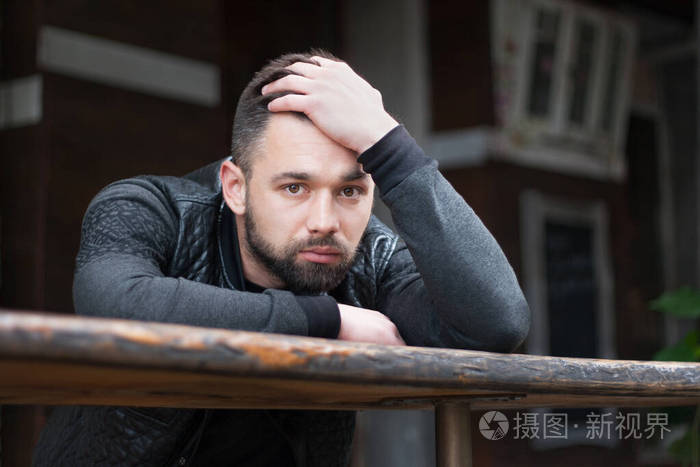 下午在城里一个满脸愁容的年轻人在户外