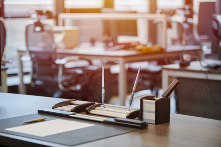 办公场所有文具.老板,主管,主管或公司负责人在现代办公室工作.