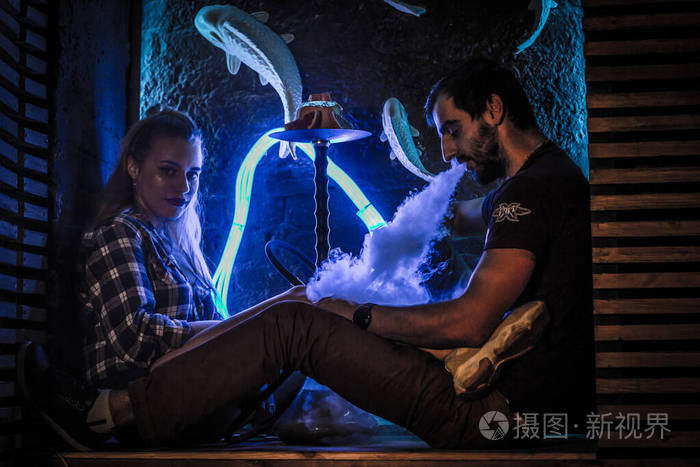 一对男女在酒吧里抽水烟