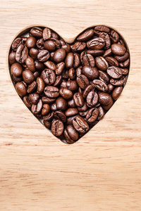 木板上的心形咖啡豆图片