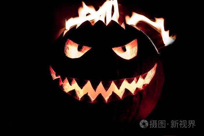 雕刻恐怖的万圣节南瓜与炽热的火焰头照片-正版商用图片2pc4yb-摄图新