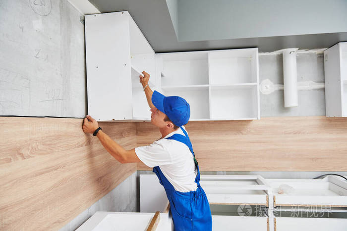 厨房安装装配家具的工人