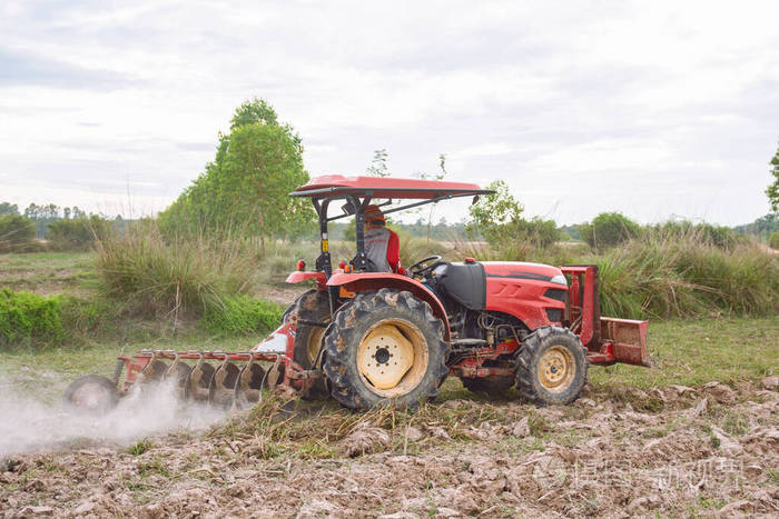 拖拉机在农场上犁一块地以便种植